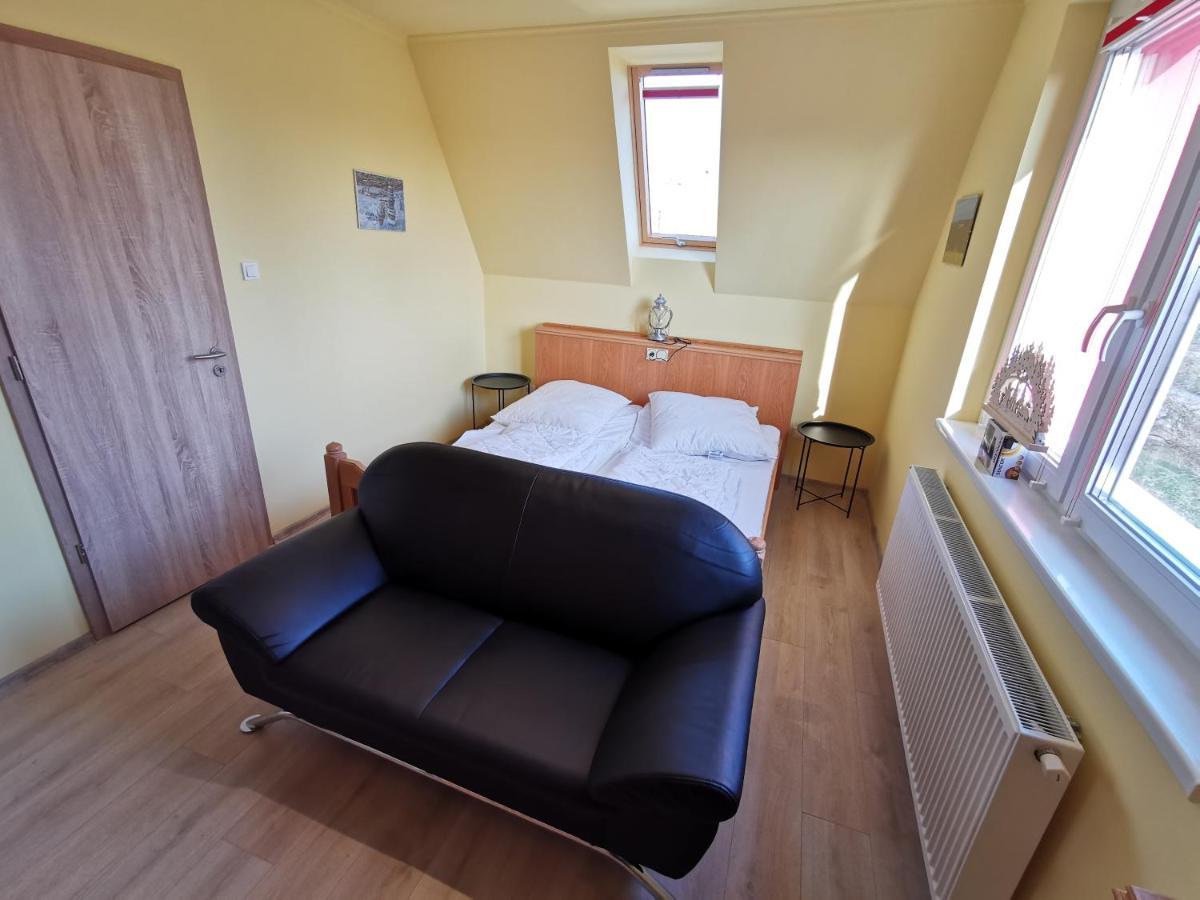 Bed and Breakfast Keresz Panzio Martely Екстер'єр фото