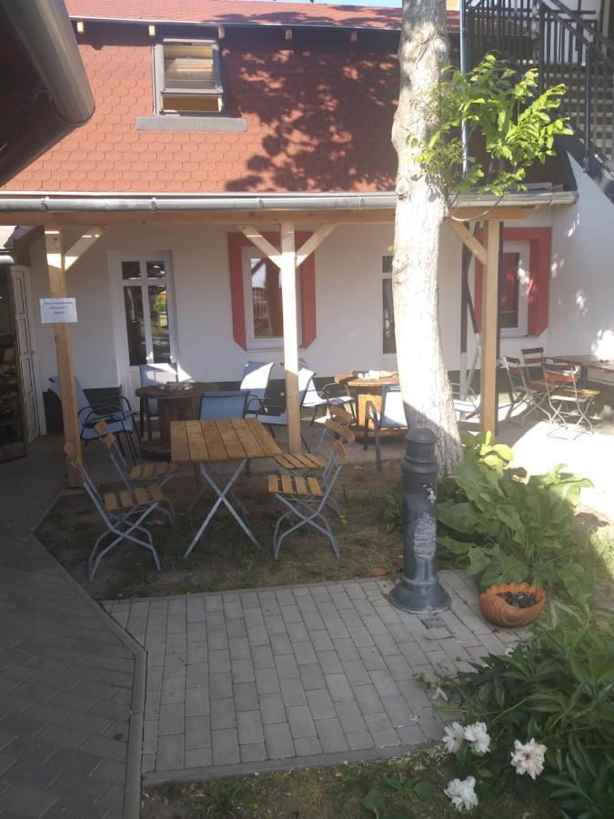 Bed and Breakfast Keresz Panzio Martely Екстер'єр фото