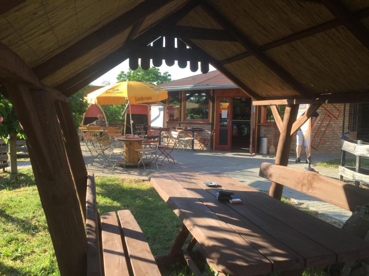 Bed and Breakfast Keresz Panzio Martely Екстер'єр фото