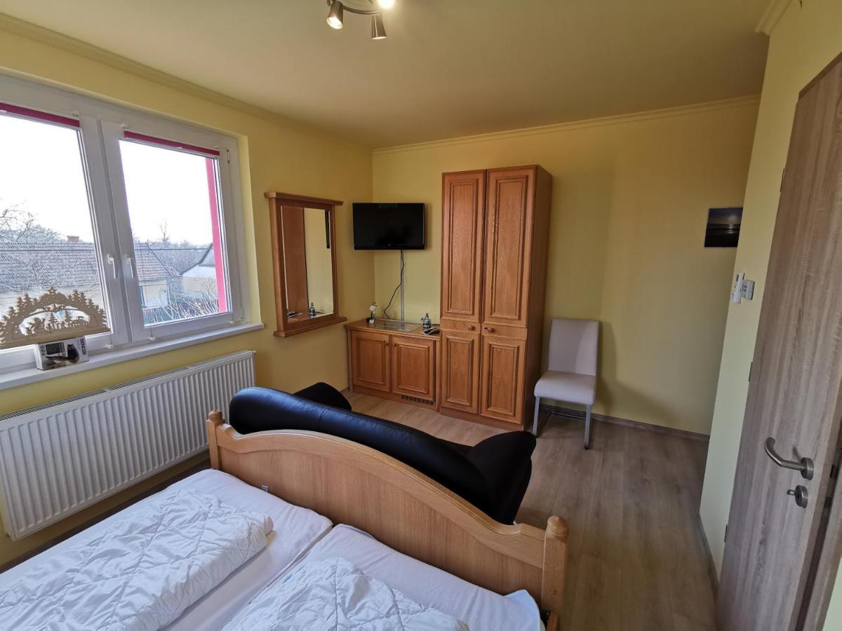 Bed and Breakfast Keresz Panzio Martely Екстер'єр фото