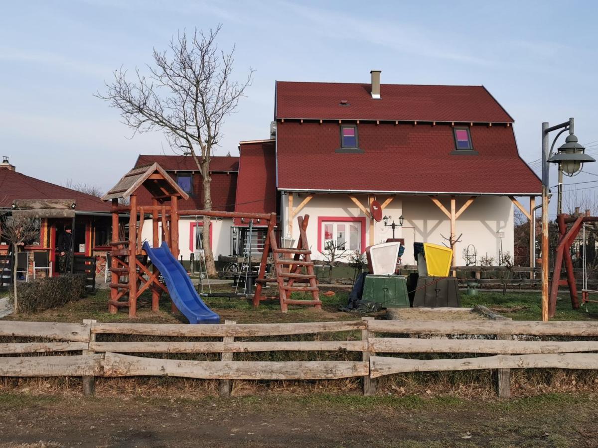 Bed and Breakfast Keresz Panzio Martely Екстер'єр фото