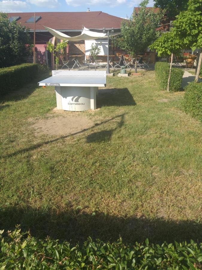 Bed and Breakfast Keresz Panzio Martely Екстер'єр фото